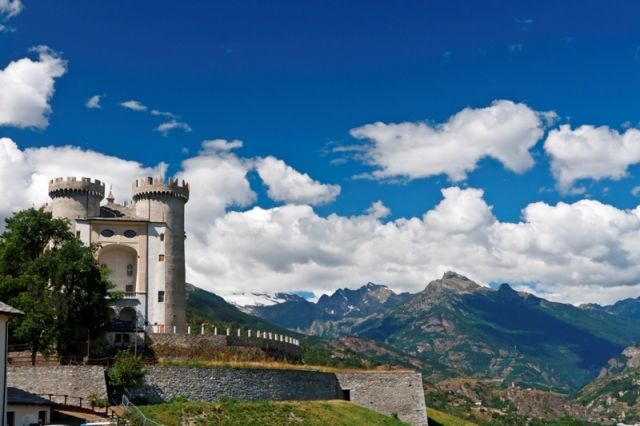 Foto panoramica d'estate del Castello di Aymavilles