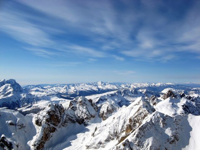 Foto panoramica montagne innevate ad Alleghe - Movingitalia.it