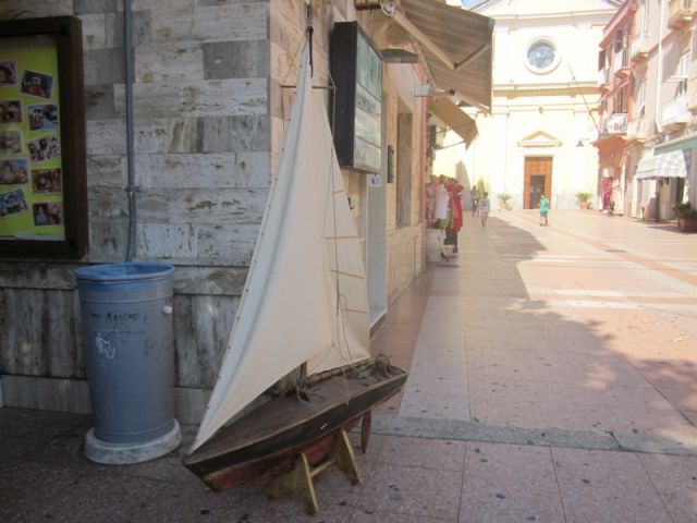 Modellino di barca a vela a Carloforte - Movingitalia.it