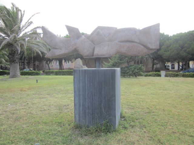 Monumento nel parco a Sant'Antioco - Movingitalia.it