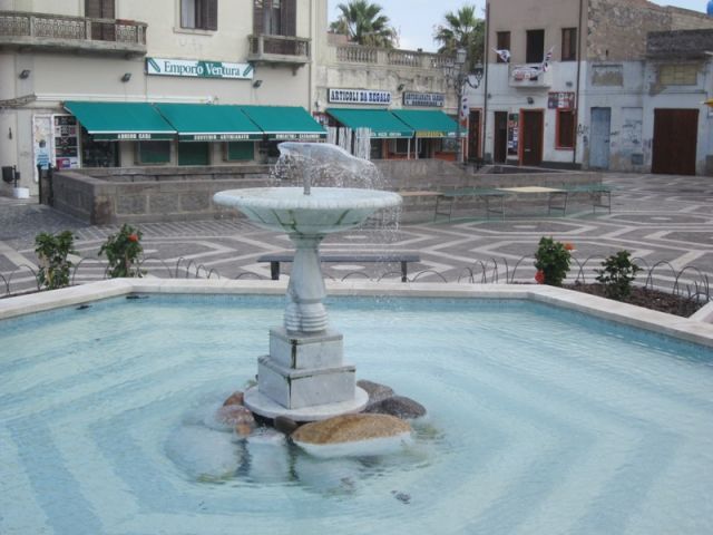 Primo piano della fontana a Sant'Antioco - Movingitalia.it