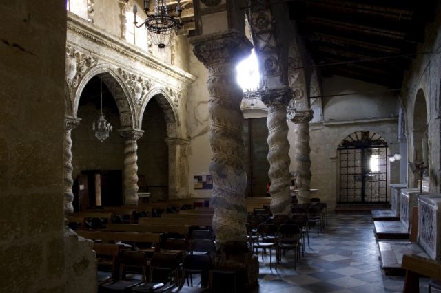 Interno e colonne nella Basilica di San Leone ad Assoro in Sicilia - Movingitalia.it