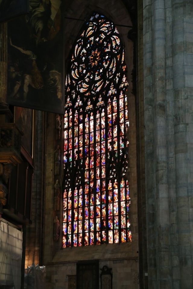 Ampia vetrata con rosone Duomo di Milano - Movingitalia.it