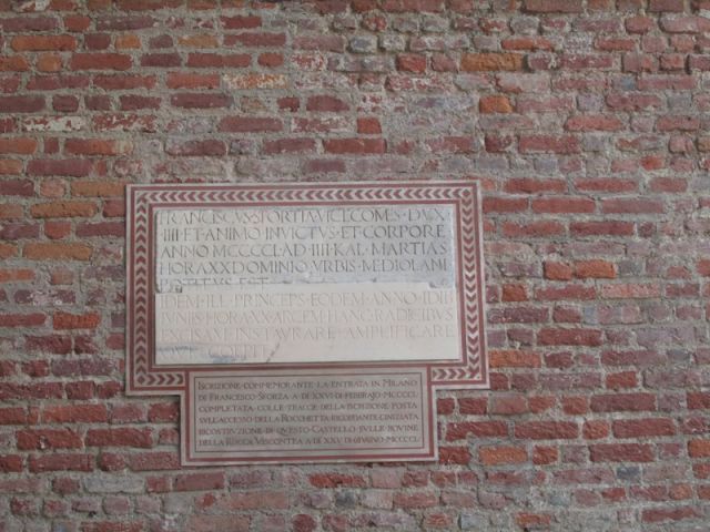 Targhetta con scritture in latino Castello Sforzesco a Milano - Movingitalia.it
