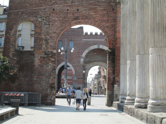 Vista di arco antico a Milano - Movingitalia.it