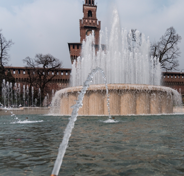 Piazza Castello e fontana a Milano