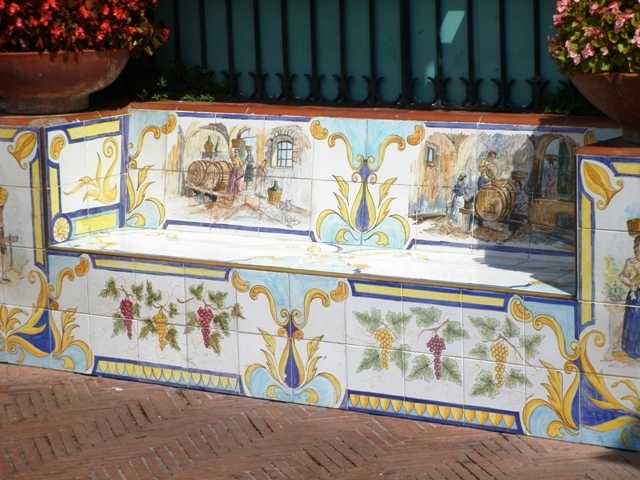 Panchina decorata con mosaici a Capri - Movingitalia.it