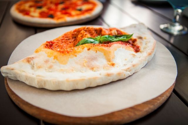 Pizza tipica a Napoli - Movingitalia.it