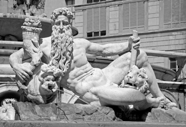 Statue dalla fontana fiorentino in Piazza Pretoria a Palermo - Movingitalia.it