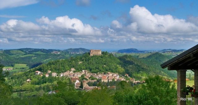 Panoramica Castello dal Verme di Zavattarello - Movingitalia.it