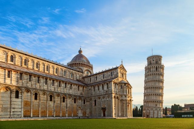 Piazza dei miracoli e panorama a Pisa - Movingitalia.it