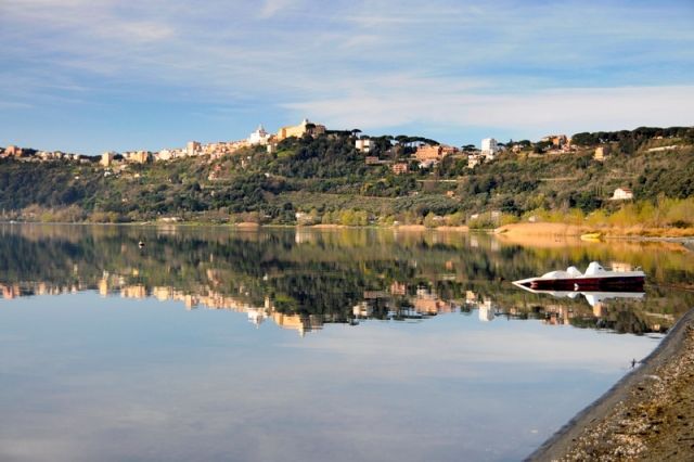 Foto panoramica della città di Castel Gandolfo e del lago