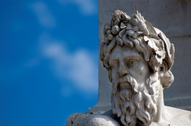 Statua greca di Nettuno a Roma - Movingitalia.it