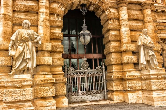 Statue e Corte Suprema di Cassazione a Roma - Movingitalia.it
