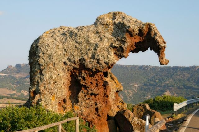 Roccia a forma di Elefante a Castelsardo - Movingitalia.it