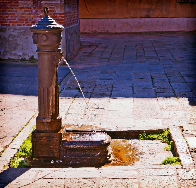 Fontana antica a Venezia - Movingitalia.it