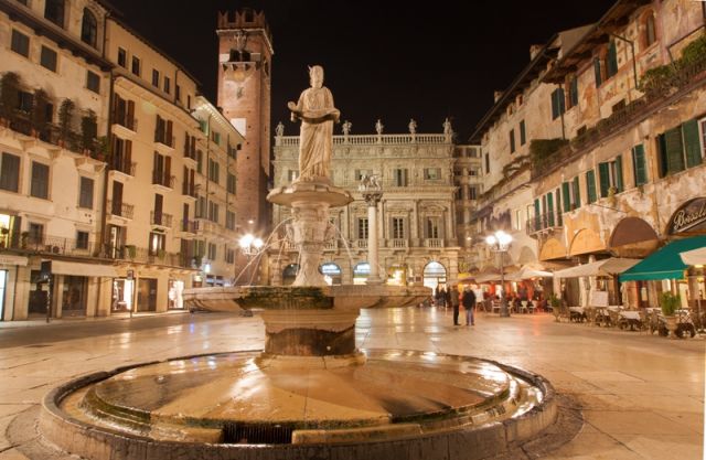 Fontana e Piazza Erbe a Verona - Movingitalia.it