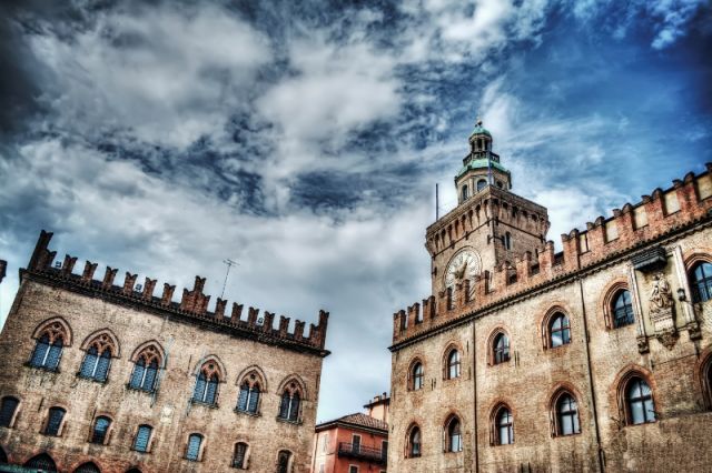 Nuvole e cielo nel Palazzo d'Accursio e Palazzo notai a Bologna