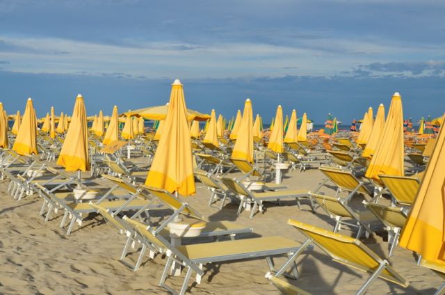 Ombrelloni e lettini nella spiaggia di Cervia in Emilia Romagna