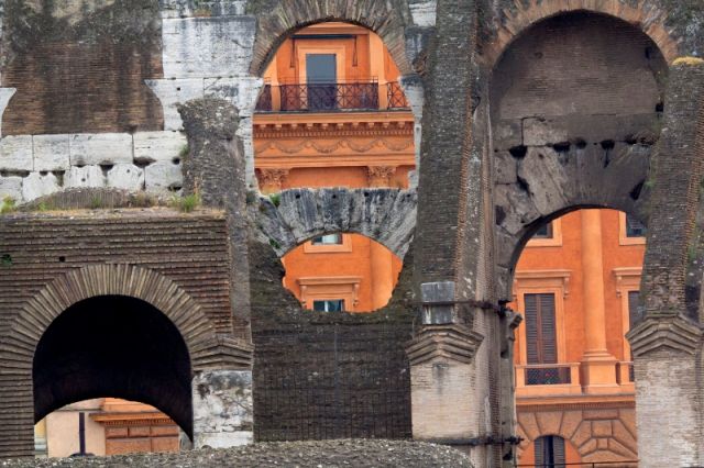Interno del Colosseo e archi a Roma - Movingitalia.it
