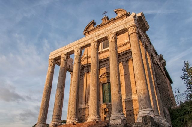 Tempio di Antonino e Faustina e colonne a Roma - Movingitalia.it