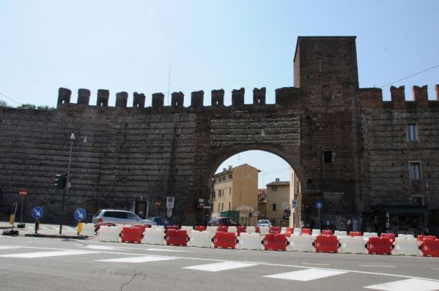 Mura medievale e arco a Verona - Movingitalia.it